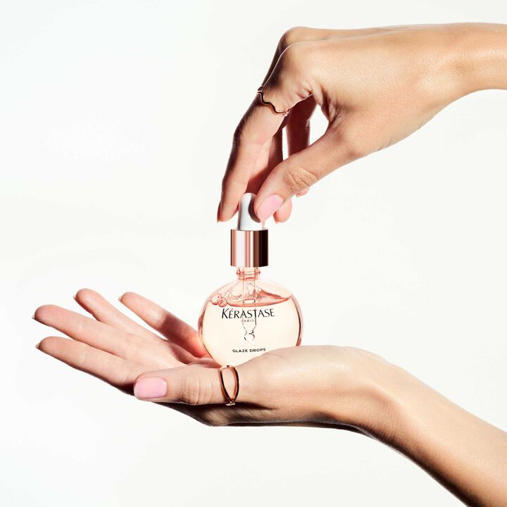 Kérastase Gloss Absolu Glaze Drops appliceras med pipett i händer