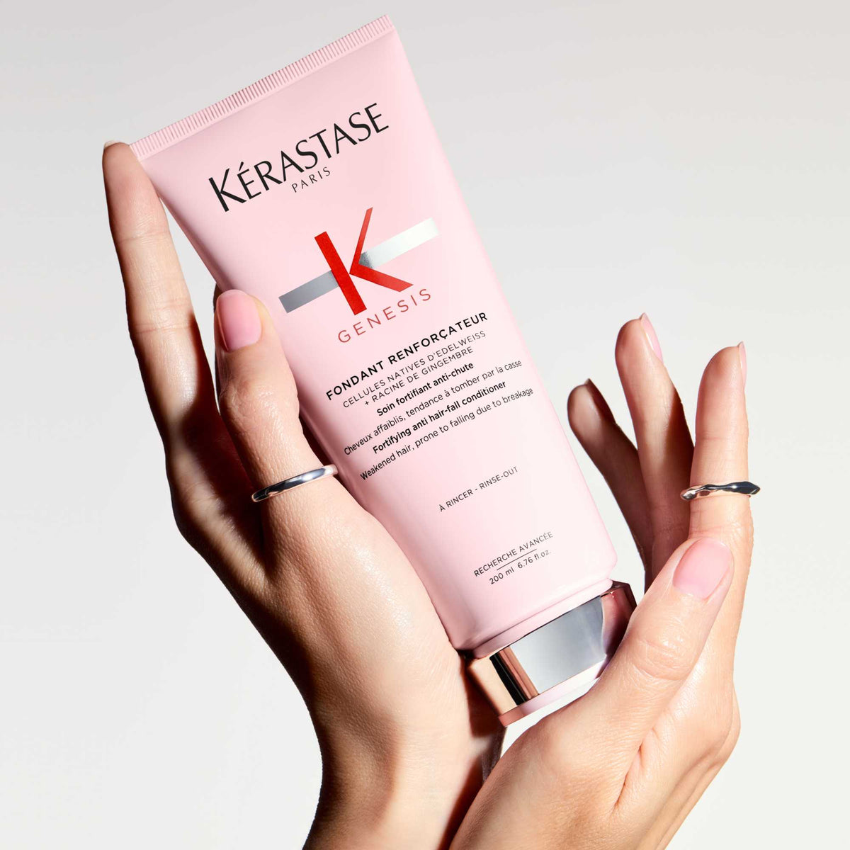 Kérastase Genesis Fondant Renforçateur Conditioner i händer