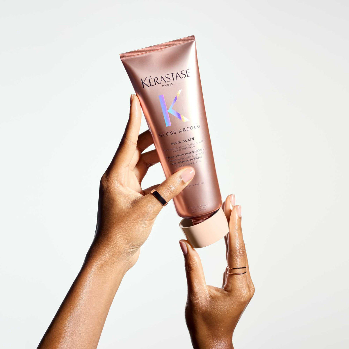 Kérastase Gloss Absolu Insta Glaze Conditioner hålls i händer